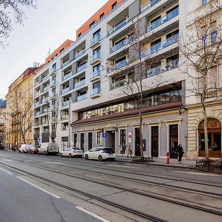 Stylish Ground-floor Comfort W Terrace & Parking Apartament *