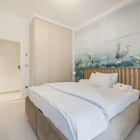 Stylish Ground-floor Comfort W Terrace & Parking