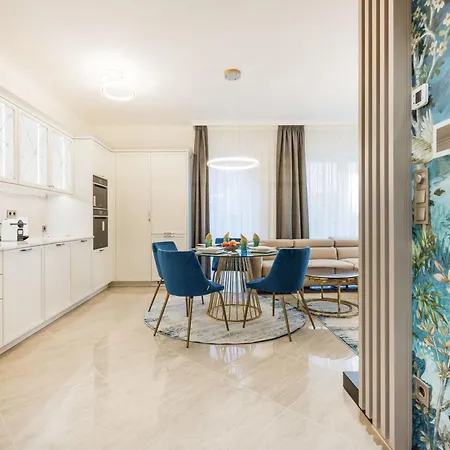 Stylish Ground-floor Comfort W Terrace & Parking Apartamento
