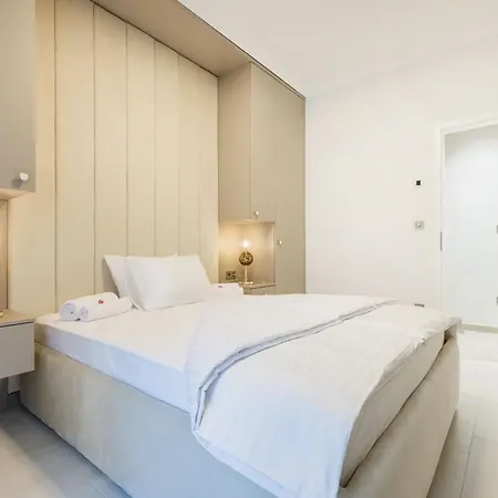 Stylish Ground-floor Comfort W Terrace & Parking