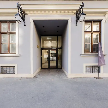 Stylish Ground-floor Comfort W Terrace & Parking
