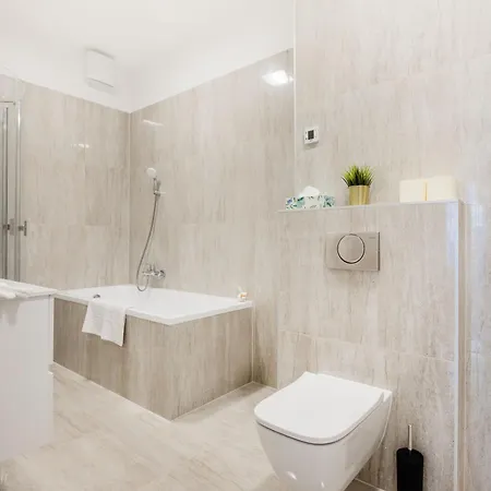 Stylish Ground-floor Comfort W Terrace & Parking Daire Budapeşte