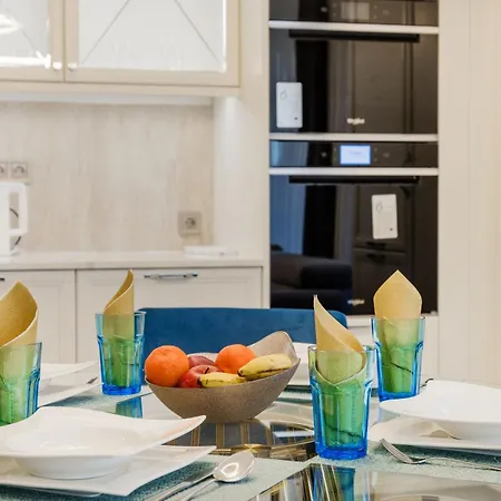 Stylish Ground-floor Comfort W Terrace & Parking *