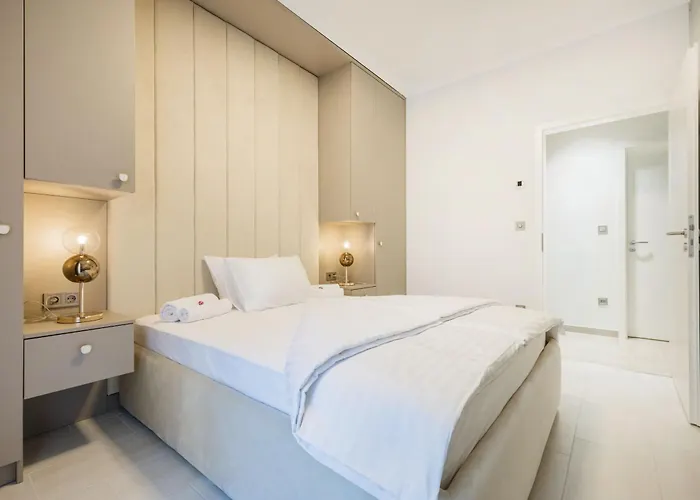 Stylish Ground-floor Comfort W Terrace & Parking