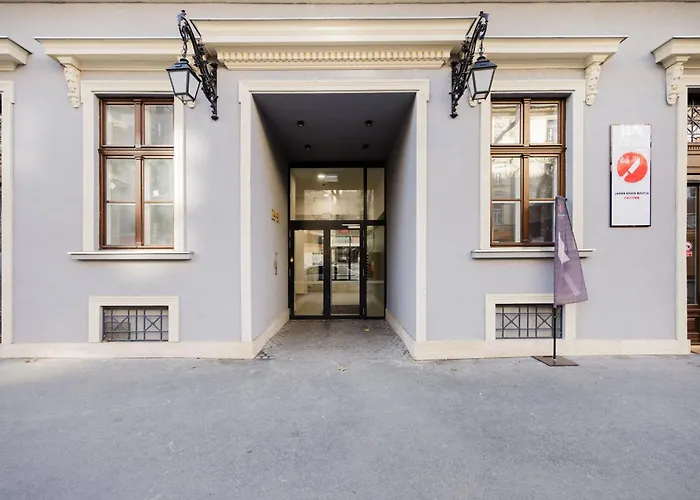 Stylish Ground-floor Comfort W Terrace & Parking