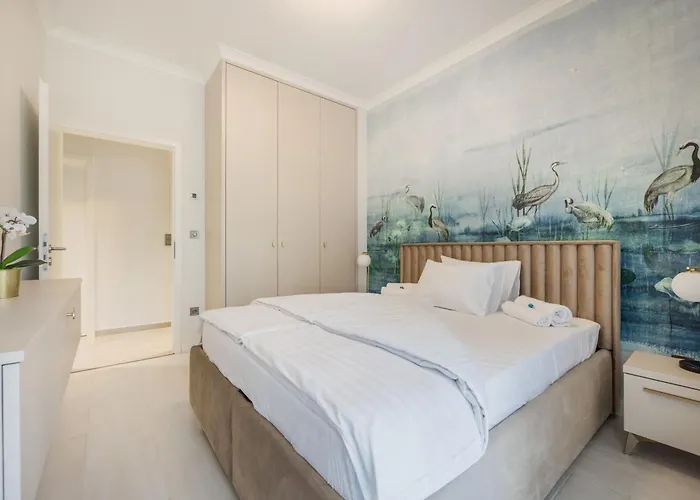 Stylish Ground-floor Comfort W Terrace & Parking