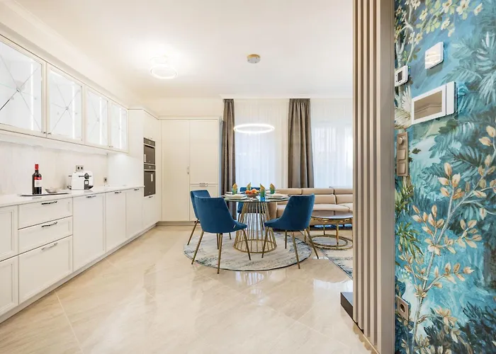 Stylish Ground-floor Comfort W Terrace & Parking 公寓